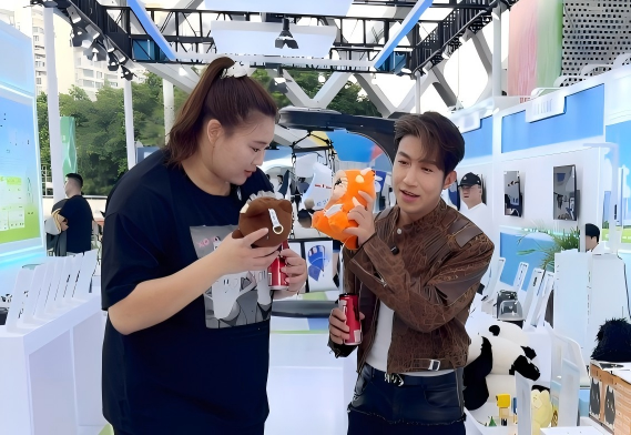 女籃明星劉禹彤、歌星梁山山為隼眼小聰AI玩偶打call：“好可愛！”