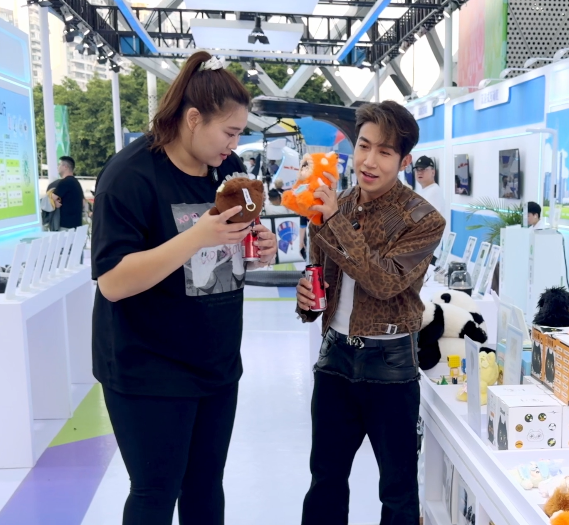 女籃明星劉禹彤、歌星梁山山為隼眼小聰AI玩偶打call：“好可愛！”