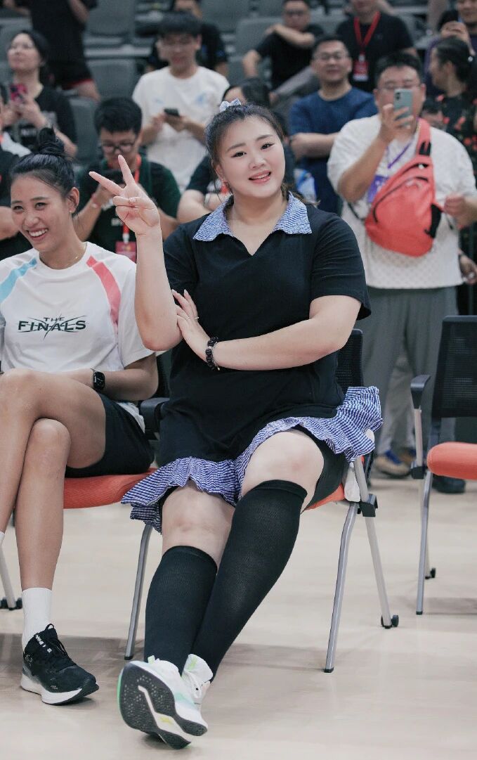 女籃明星劉禹彤、歌星梁山山為隼眼小聰AI玩偶打call：“好可愛！”