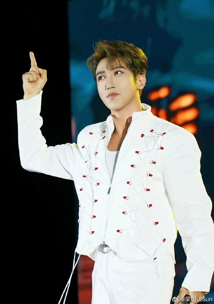 女籃明星劉禹彤、歌星梁山山為隼眼小聰AI玩偶打call：“好可愛！”